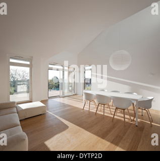 Table et chaises blanc moderne en chambre à plan ouvert, la Maison Air et Lumière, Verrieres-le-Buisson, France Banque D'Images