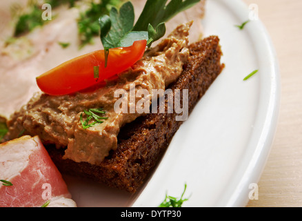 Tranches de pain grillé avec de délicieux pâté de foie Banque D'Images