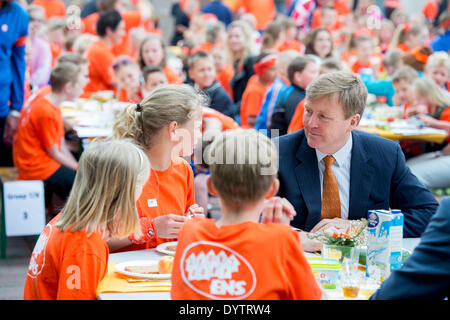 (C) le roi Willem-Alexander des Pays-Bas visite et ouvre le King's en 2014 à l'école primaire, Lichtschip Het De Horizon et de Regenboog dans ens, aux Pays-Bas le 25 avril 2014. Les enfants commencent la journée avec un petit-déjeuner et le sport. 5,427 écoles et 1,1 million de participer aux jeux. Le roi des jeux sont organisés à l'occasion de la fête du Roi. Photo : Albert Nieboer/ - PAS DE SERVICE DE FIL Banque D'Images
