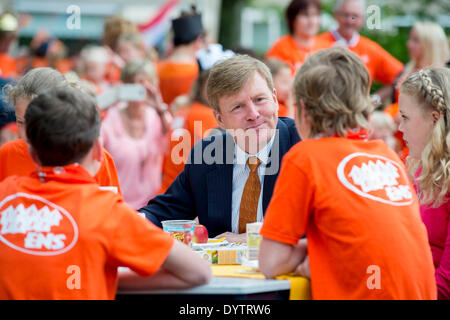 (C) le roi Willem-Alexander des Pays-Bas visite et ouvre le King's en 2014 à l'école primaire, Lichtschip Het De Horizon et de Regenboog dans ens, aux Pays-Bas le 25 avril 2014. Les enfants commencent la journée avec un petit-déjeuner et le sport. 5,427 écoles et 1,1 million de participer aux jeux. Le roi des jeux sont organisés à l'occasion de la fête du Roi. Photo : Albert Nieboer/ - PAS DE SERVICE DE FIL Banque D'Images