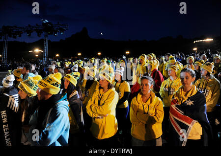 Istanbul. Apr 25, 2014. Les bénévoles et les visiteurs attendre le lever du soleil pour mémoriser la Journée de l'ANZAC à Gallipoli en Turquie le 25 avril 2014. ANZAC est un acronyme pour Australia New Zealand Army Corps et la date marque le 99e anniversaire des premiers débarquements des troupes australiennes et néo-zélandaises à Gallipoli, en Turquie en 1915. Chaque année, la Turquie est l'hôte d'une cérémonie commémorant l'événement, avec des milliers de participants de l'ANZAC dans un esprit de paix. Credit : Cihan/Xinhua/Alamy Live News Banque D'Images