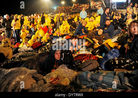 Istanbul. Apr 25, 2014. Les bénévoles et les visiteurs attendre le lever du soleil pour mémoriser la Journée de l'ANZAC à Gallipoli en Turquie le 25 avril 2014. ANZAC est un acronyme pour Australia New Zealand Army Corps et la date marque le 99e anniversaire des premiers débarquements des troupes australiennes et néo-zélandaises à Gallipoli, en Turquie en 1915. Chaque année, la Turquie est l'hôte d'une cérémonie commémorant l'événement, avec des milliers de participants de l'ANZAC dans un esprit de paix. Credit : Cihan/Xinhua/Alamy Live News Banque D'Images