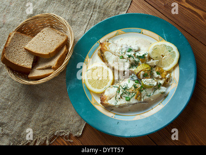 Flétan noir dans la crème de citron. servi avec légumes frais, citron Banque D'Images