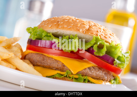 Manger des aliments de préparation rapide. Burger et frites dans l'assiette. Banque D'Images