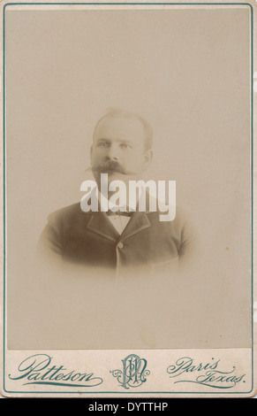 Ce portrait de la collection Samuel Bell Maxey met en scène un jeune homme non identifié de Paris, Texas, mettant en valeur un bel exemple de portrait vintage avec un accent sur les traits distinctifs de l'individu, tels qu'une tête chauve et une moustache. Banque D'Images