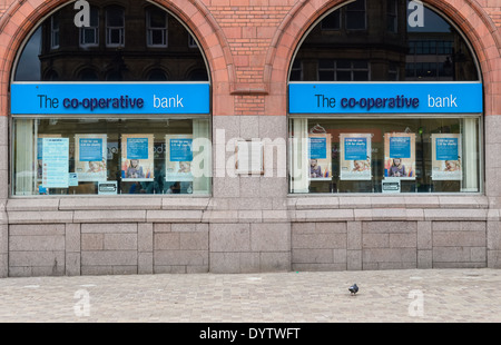 Un pigeon solitaire en face d'une élévation de la Co-Operative Bank Building dans le centre de Bradford, West Yorkshire, Royaume-Uni. Banque D'Images