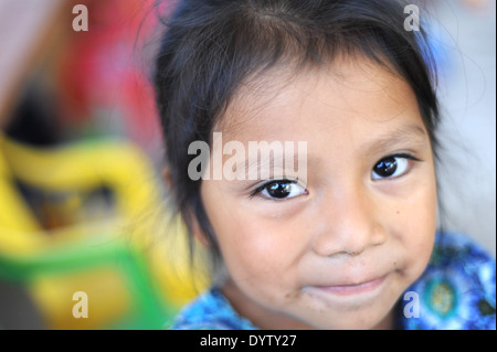 Fille autochtones mayas à Tierra Linda, Solola, Guatemala. Banque D'Images