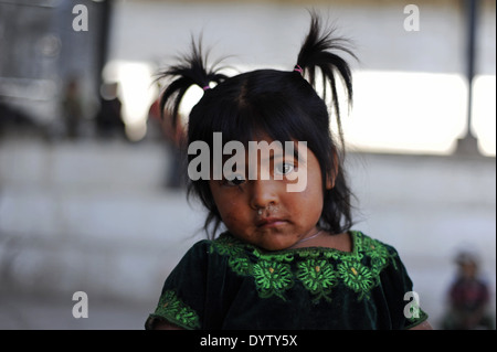 Fille autochtones mayas à Tierra Linda, Solola, Guatemala. Banque D'Images