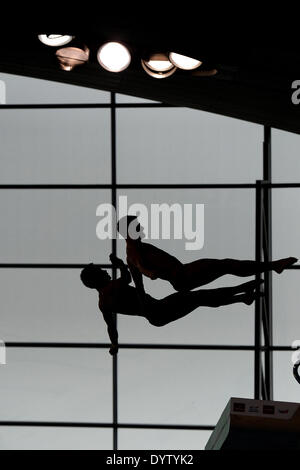 Londres, Grande-Bretagne. Apr 25, 2014. d'ossature de plongeurs en compétition dans l'épreuve du 10 m synchro plate-forme durant le premier jour de la FINA/NVC Diving World Series 2014 au Centre aquatique de Londres le 25 avril 2014 à Londres, Grande-Bretagne. Credit : Mitchell Gunn/ESPA/Alamy Live News Banque D'Images