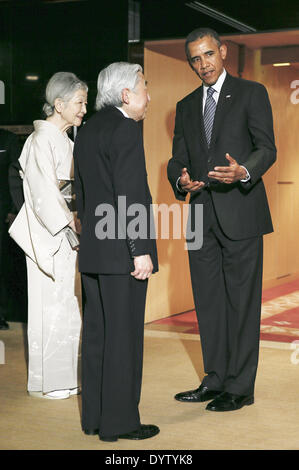 Tokyo, Japon. Apr 25, 2014. Le président américain Barack Obama offre l'adieu à l'empereur du Japon Akihito et l'Impératrice Michiko, le couple impérial visite Obama avant son départ pour la Corée du Sud. Le président américain Barack Obama est arrivé au Japon dans la nuit du 23 avril pour une visite d'Etat de trois jours au milieu de préoccupations croissantes au sujet des programmes nucléaires de la Corée du Nord de la Chine et l'affirmation de soi dans la mer de Chine orientale. Dernière Obama s'est rendu dans le pays en novembre 2010. Credit : Kimimasa Mayama-POOL/ZUMAPRESS.com/Alamy Live News Banque D'Images