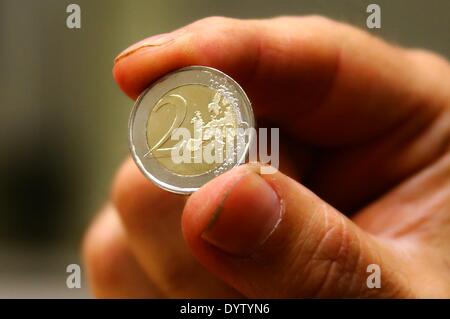 (140425) -- Bruxelles, le 25 avril 2014 (Xinhua) -- un personnel de travail affiche une nouvelle commémorative coulée 2-pièce en euro pour 100e anniversaire de la Première Guerre mondiale à la Monnaie royale de Belgique à Bruxelles, capitale de la Belgique, le 24 avril 2014. (Xinhua/Gong Bing) Banque D'Images