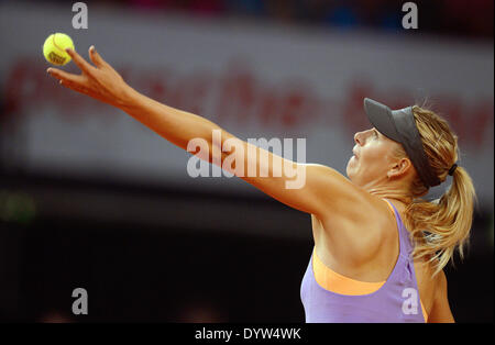 Stuttgart, Allemagne. Apr 25, 2014. La Russie Maria Sharapova en action contre la Pologne Agnieszka Radwanska pendant le quart de finale match du tournoi de tennis WTA à Stuttgart, Allemagne, 25 avril 2014. Crédit : DANIEL MAURER/dpa/Alamy Live News Banque D'Images