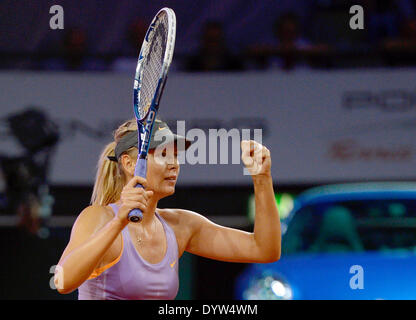 Stuttgart, Allemagne. Apr 25, 2014. La Russie Maria Sharapova en action contre la Pologne Agnieszka Radwanska pendant le quart de finale match du tournoi de tennis WTA à Stuttgart, Allemagne, 25 avril 2014. Crédit : DANIEL MAURER/dpa/Alamy Live News Banque D'Images