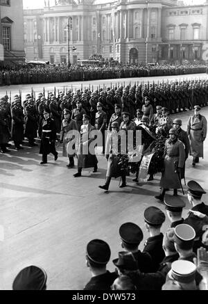 Adolf Hitler sur la façon d'une gerbe de fleurs, 1940 Banque D'Images