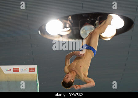 Londres, Grande-Bretagne. Apr 25, 2014. Tom Daley de Grande-bretagne plongée dans une session de formation au cours de la première journée de la FINA/NVC Diving World Series 2014 au Centre aquatique de Londres le 25 avril 2014 à Londres, Grande-Bretagne. Credit : Mitchell Gunn/ESPA/Alamy Live News Banque D'Images