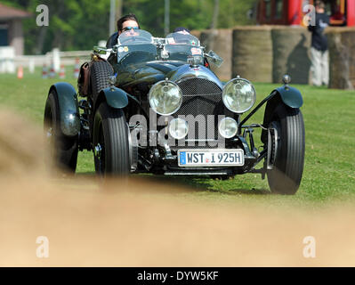 Rastede, Allemagne. Apr 25, 2014. Rastede, Allemagne. 25 avril, 2014. Une Bentley 41/2 le sport à partir de 1930 et prend part à une course pendant la deuxième course Vintage jours dans le parc du château de Rastede, Allemagne, 25 avril 2014. Les voitures de course des années 1920 à la fin des années 50, participent à l'événement de Classic Motorsports, qui a lieu jusqu'au 27 avril. INGO WAGNER/dpa/Alamy Live News Crédit : afp/Alamy Live News Banque D'Images