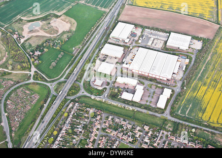 Vue aérienne d'un groupe d'entrepôts dans le Cambridgeshire, Royaume-Uni Banque D'Images