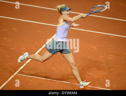 Stuttgart, Allemagne. Apr 25, 2014. La Russie Maria Sharapova en action contre la Pologne Agnieszka Radwanska pendant le quart de finale match du tournoi de tennis WTA à Stuttgart, Allemagne, 25 avril 2014. Crédit : DANIEL MAURER/apd /Alamy Live News Banque D'Images