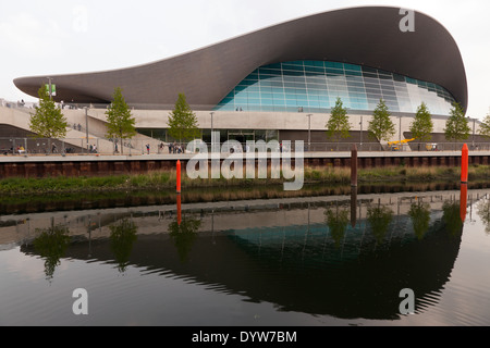 Vue de l'Aquatics Centre de Londres, dans le nouveau Parc olympique Reine Elizabeth II, Stratford. Banque D'Images