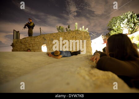 Un soldat monte la garde comme Juifs ultra-orthodoxes prier sur la tombe de Nun, le père de l'espion israélite biblique et leader Jehoshua Bin Nun (Joshua). Des milliers de juifs religieux sont entrés dans le village après minuit sous forte protection de l'armée israélienne pour prier sur les tombes de Bin Nun et Calev Ben Yefuneh sur l'anniversaire traditionnel de Bin Nun's la mort. Ils étaient les deux espions juifs qui ont dit à Moïse que la Terre Sainte, où les juifs croient que Dieu a promis de leur patriarche Abraham, était "où coulent le lait et le miel". (Crédit Image : © Gili Yaari/NurP Banque D'Images