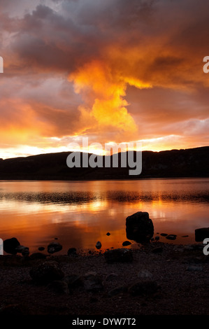 Feu de forêt au coucher du soleil sur le Loch Ness Banque D'Images