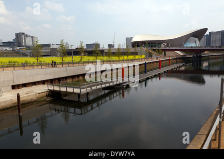 Vue de l'Aquatics Centre de Londres du sable de la rivière Lee, dans le nouveau Parc olympique Reine Elizabeth II, Stratford. Banque D'Images