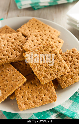 Miel sain biscuits Graham sur une plaque Banque D'Images
