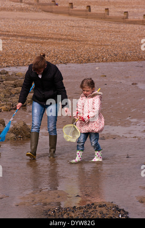 Mère et fille Pêche Rockpool Banque D'Images