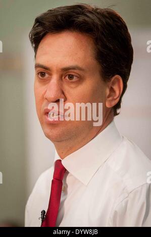 Wishaw, Lanarkshire, Écosse, Royaume-Uni. 25 avril, 2014. Leader de l'opposition, Ed Milliband, parle à l'ISA de l'argent Centre à Wishaw, Lanarkshire. Il était en Écosse dans le cadre d'un voyage de 2 jours avec le Cabinet fantôme. Vendredi, 25 avril 2014. Wullie Marr/ALAMY NEWS Banque D'Images