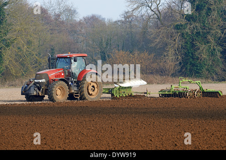 Les terres agricoles sont cultivées dans le Suffolk Banque D'Images