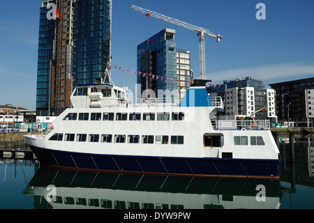 Les travaux de construction et de ferry à Ocean Village Harbour Southampton, UK Banque D'Images