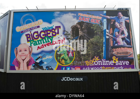 Le parc à thème Oakwood, le panneau publicitaire sur le site en bordure de JCDecaux à Newport South Wales UK Banque D'Images