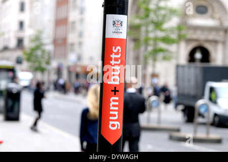 Londres, Angleterre, Royaume-Uni. La gomme et Butts référentiel dans Holborn. Lieu de dépôt utilisé le chewing-gum et mégots de cigarettes Banque D'Images