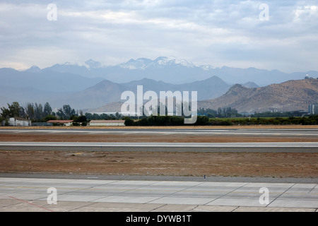 Les pistes et les montagnes côtières à Comodoro Arturo Merino Benítez de l'Aéroport International de Santiago du Chili Banque D'Images