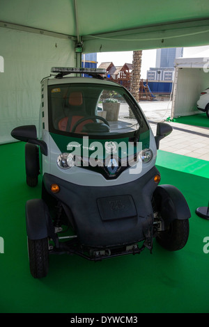 La police de Dubaï électrique Renault Twizy voiture de patrouille Banque D'Images