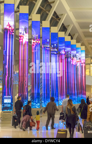 Los Angeles California,LAX,aéroport international,Tom Bradley International terminal,porte,TBIT,vidéo,médias réactifs,affichage numérique vente Asian man me Banque D'Images