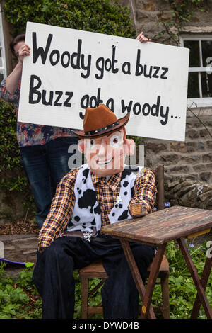 Wray, Lancaster, UK 25 avril, 2014. "Woody a un bourdonnement, ce slogan à la rude Wray Scarecrow Festival qui s'ouvre le samedi 26 avril, 2014 pour une série d'événements dont 10 km de course, l'Épouvantail, défilé et fête foraine. Le Festival de l'Épouvantail, fondé en 1995, a lieu chaque année, avec un thème différent dans la semaine qui précède le jour de mai quand il y a une foire. Au cours de la semaine il y a des rafraîchissements servis tous les jours dans la salle des fêtes et un défilé des géants. Les villageois mis en place 'Hero's & Villains' épouvantails à l'extérieur de la maison cette année. Credit : Mar Photographics/Alamy Live News Banque D'Images