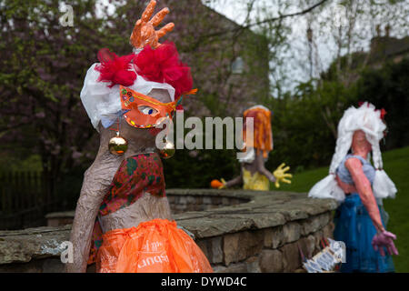 Wray, Lancaster, UK 25 avril, 2014. Le Festival de l'Épouvantail Wray qui ouvre le samedi 26 avril, 2014 pour une série d'événements dont 10 km de course, l'Épouvantail, défilé et fête foraine. Le Festival de l'Épouvantail, fondé en 1995, a lieu chaque année durant la semaine qui précède le jour de mai quand il y a une foire. Au cours de la semaine il y a des rafraîchissements servis tous les jours dans la salle des fêtes et un défilé des géants. Beaucoup de villageois avaient mis en place des épouvantails à l'extérieur de la maison. Credit : Mar Photographics/Alamy Live News Banque D'Images