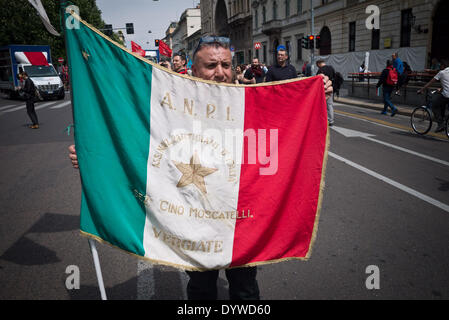 Milan, Italie. Apr 25, 2014. Un peuple pendant 25 avril manifestation de libération italienne le fascisme nazi World War II grâce par partigiani, le 25 avril 2014. Credit : Adamo Di Loreto/NurPhoto ZUMAPRESS.com/Alamy/Live News Banque D'Images