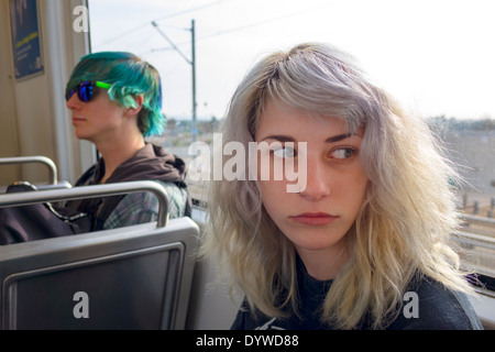 Los Angeles California,LA County Metro Rail,Blue Line,réseau ferroviaire urbain,transport en commun,train,intérieur,siège,passagers passagers rider riders,fille Banque D'Images