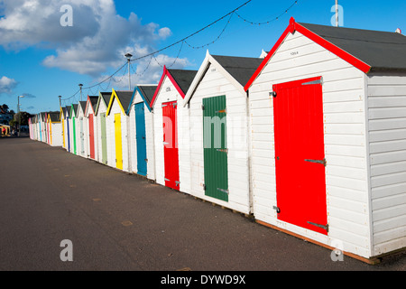 Une ligne de cabines colorées à Paignton, Devon, Angleterre Royaume-uni Banque D'Images