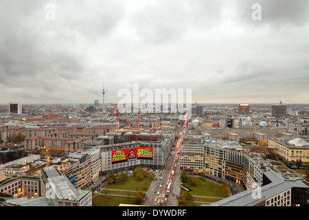 Berlin, Allemagne, du centre panorama avec tour de télévision et la Leipziger Strasse Banque D'Images