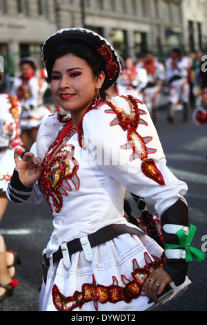 Caporales groupe folklorique danseuse de San Simon (Bolivie) Banque D'Images