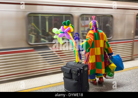 Los Angeles California,LA County Metro Rail,Red Line,rail,métro,train,transport en commun,Hollywood Highland,station,plate-forme,transport,homme hommes,rue p Banque D'Images