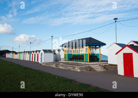 Des cabines de plage et la plage de Paignton, Devon refuge England UK Banque D'Images