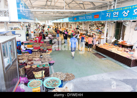 Marché de poissons de poissons séchés à Yeosu, Corée du sud avec de nombreux clients et vendeurs des cabines Banque D'Images