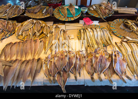 Le poisson séché sur le marché au poisson de Yeosu, Corée du Sud Banque D'Images