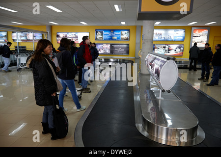 Les passagers qui attendent au carrousel à bagages à Presidente Carlos Ibanez del campo de l'aéroport international de Punta Arenas Chili Banque D'Images