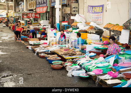 Les femmes vendent du poisson frais et séché près du marché aux poissons de yeosu en Corée du Sud Banque D'Images