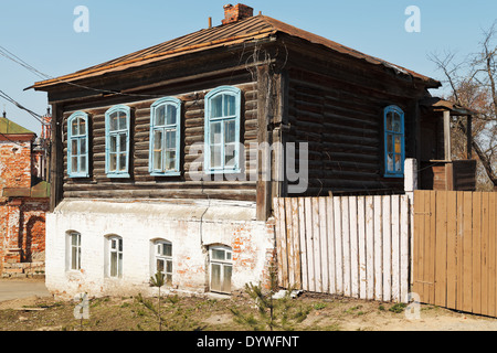 Vieille maison en bois urbain russe du xixe siècle Banque D'Images